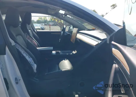 2023 Tesla Model Y Awd/Long Range Dual Motor All-Wheel Drive z USA, uszkodzony, nr VIN 7SAYGAEE5PF971132